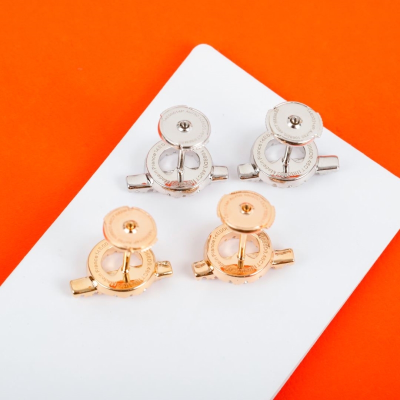 H**me5 earrings